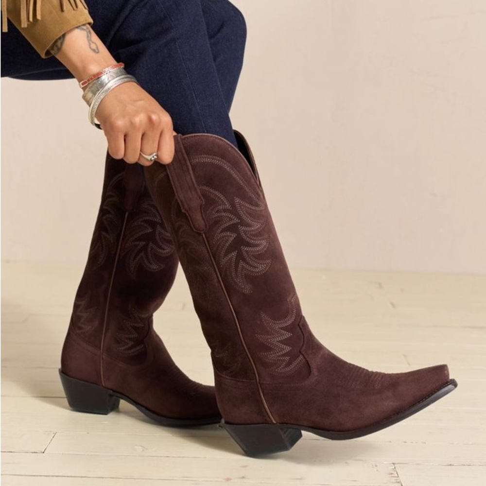 ISO: Tecovas Annie Coffee in Deerskin Roughout
